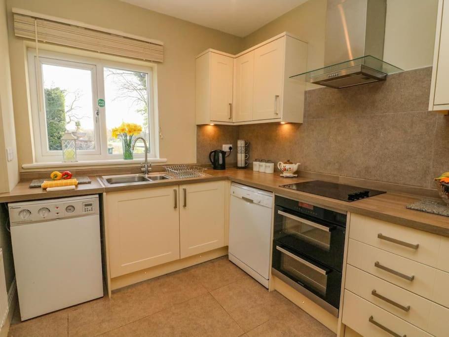 Two Acres- Spacious, Delightful, Pet Free Bungalow Levens Экстерьер фото